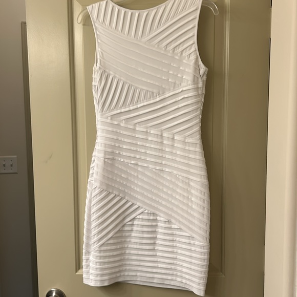 White fitted dress with zig zag pattern - Picture 3 of 3